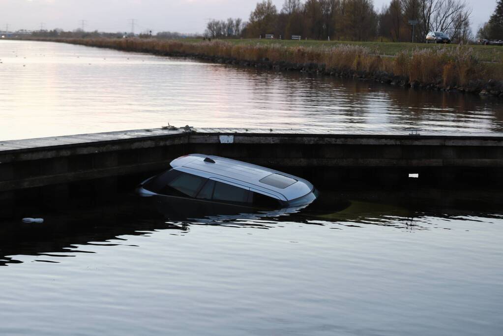 Auto belandt in water bij trailerhelling