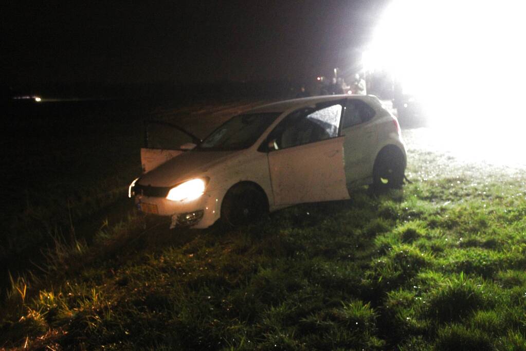 Automobilist raakt met auto van de weg en belandt in sloot