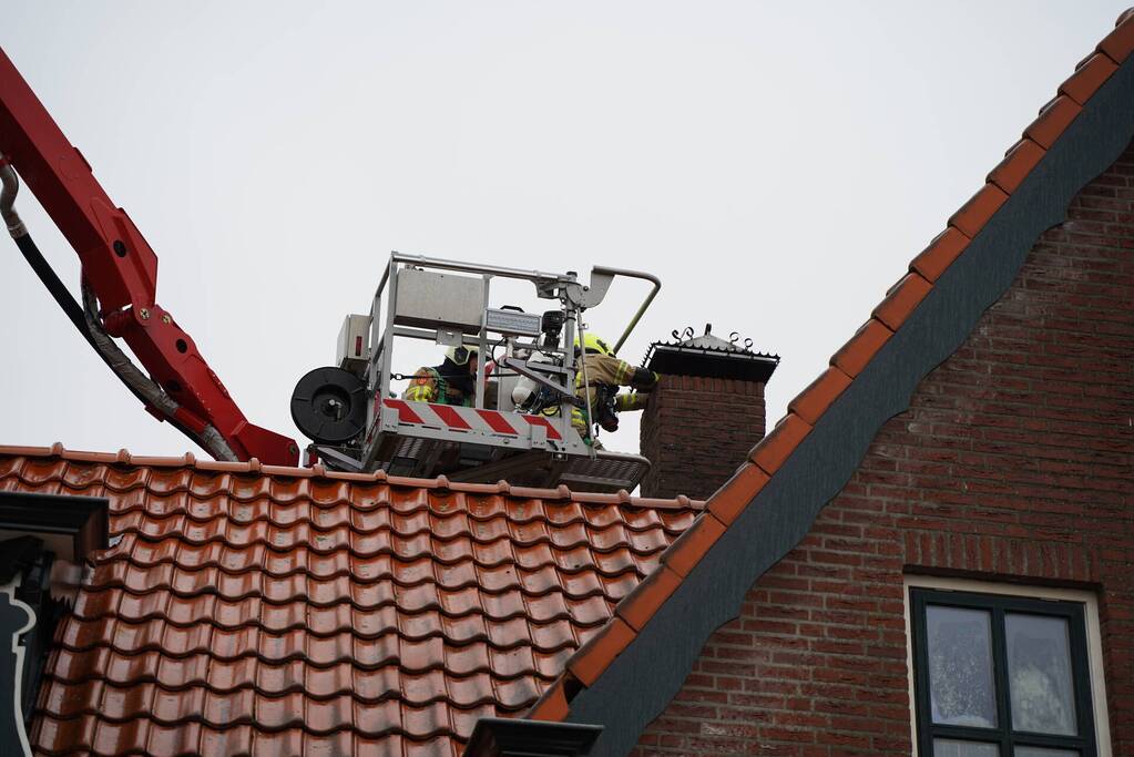 Brandweer blust schoorsteenbrand