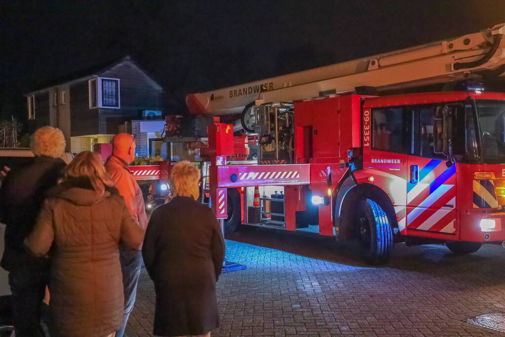 Brandweer blust schoorsteenbrand