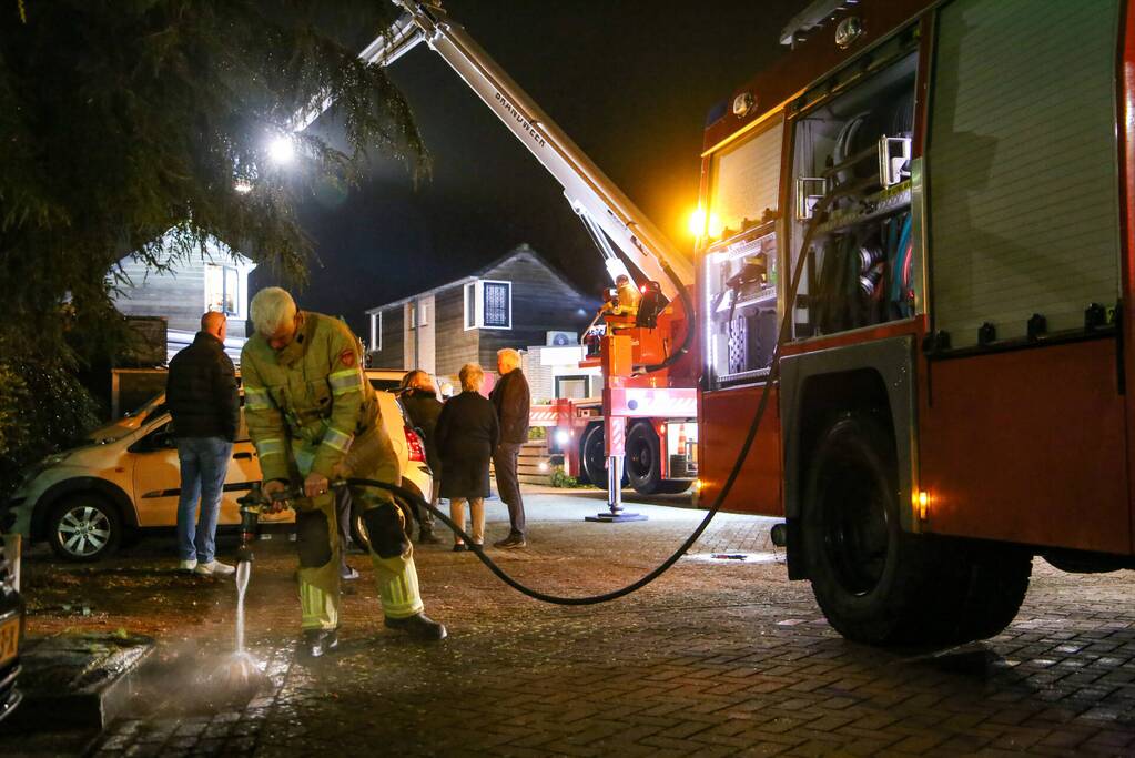 Brandweer blust schoorsteenbrand