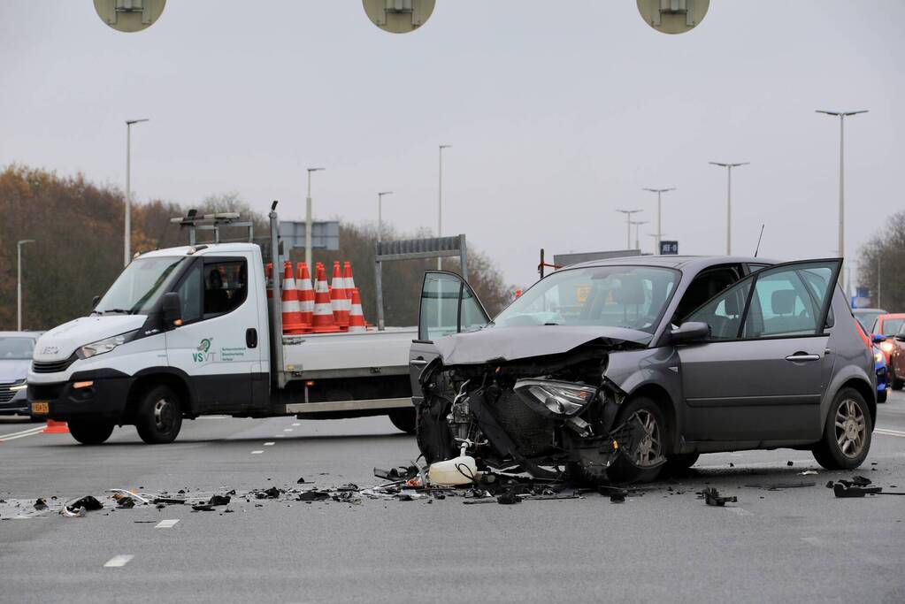 Veel schade tussen botsing personenauto's