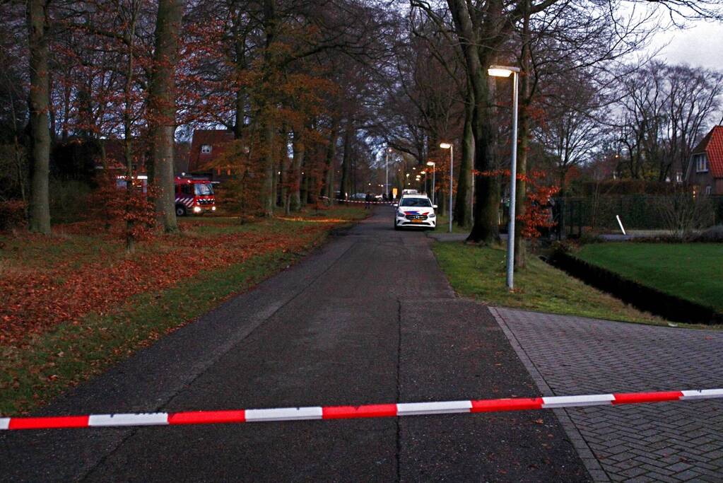 Straat afgezet voor brandende schuur