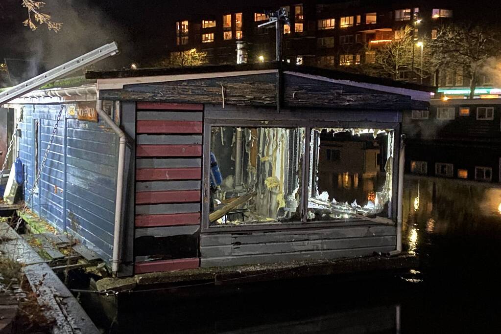 Persoon overleden na brand op woonboot