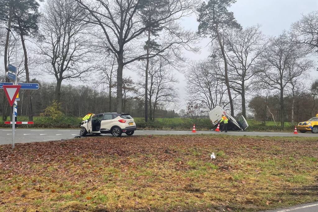 Veel schade bij ongeluk tussen auto en bestelbus