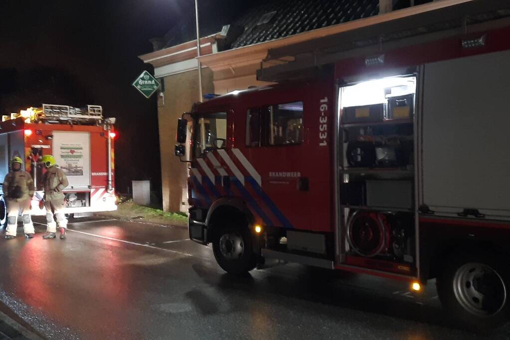 Brandweer dooft schoorsteenbrand