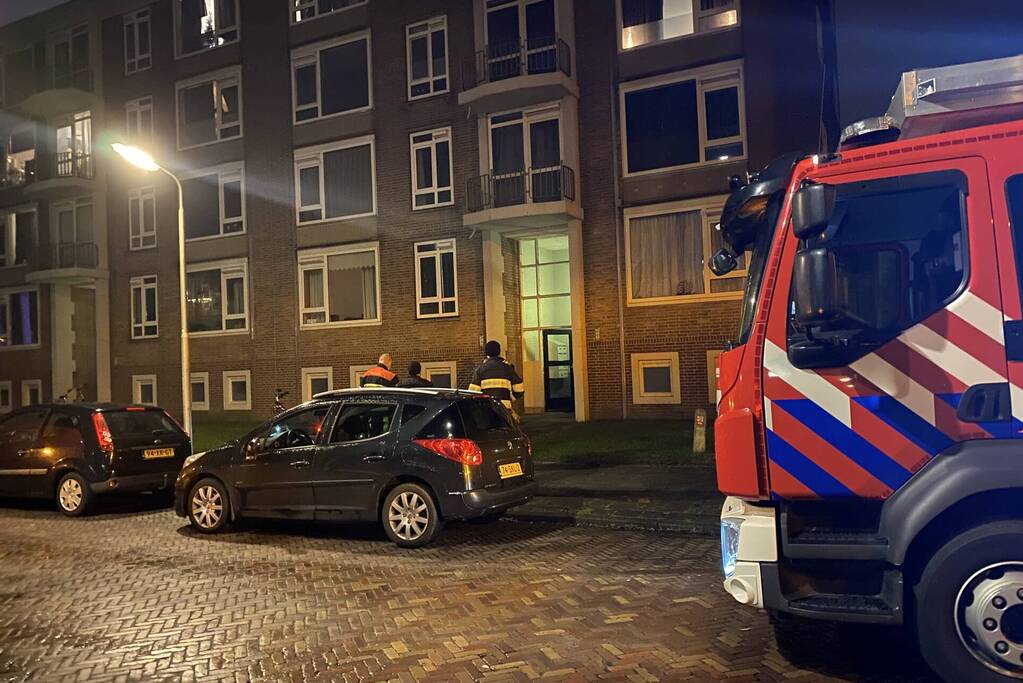 Deur ingeslagen vanwege brand