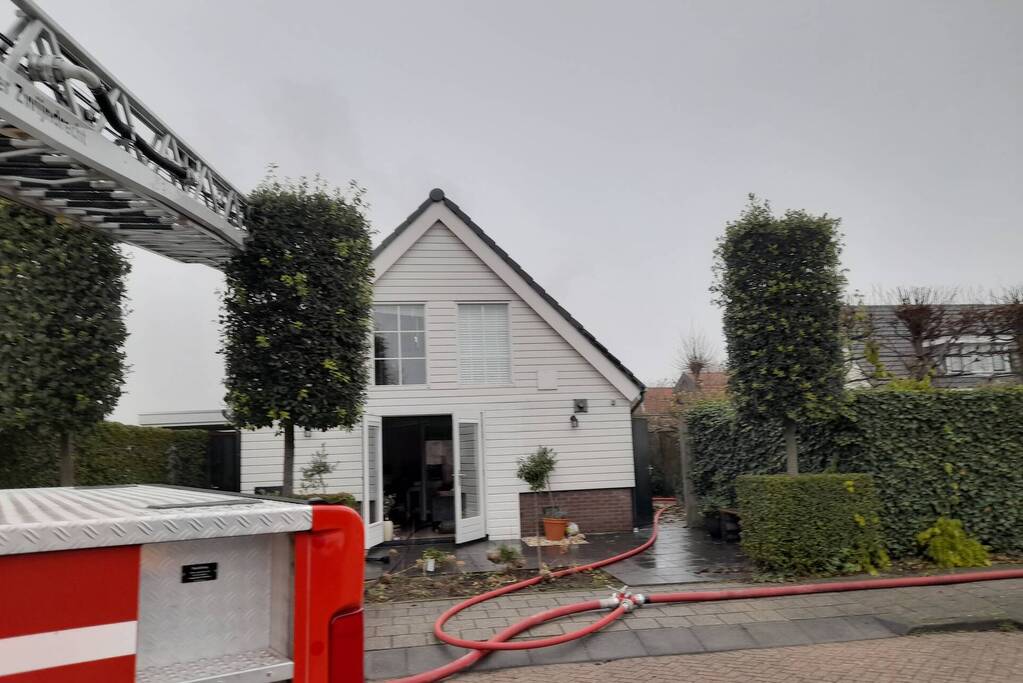 Felle schuurbrand slaat over naar woning