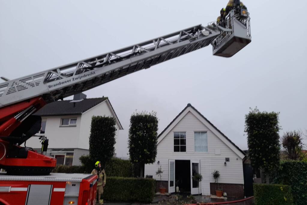 Felle schuurbrand slaat over naar woning