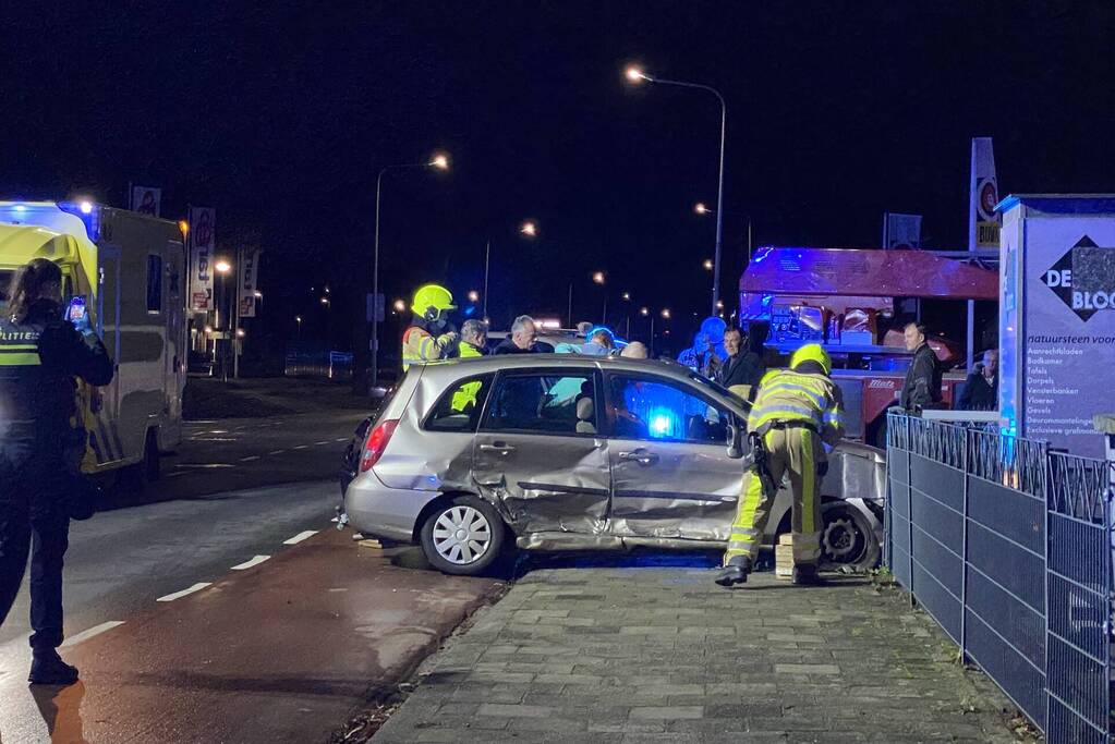 Gewonde bij aanrijding tussen twee auto's