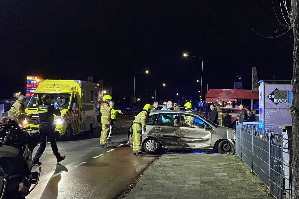 Gewonde bij aanrijding tussen twee auto's