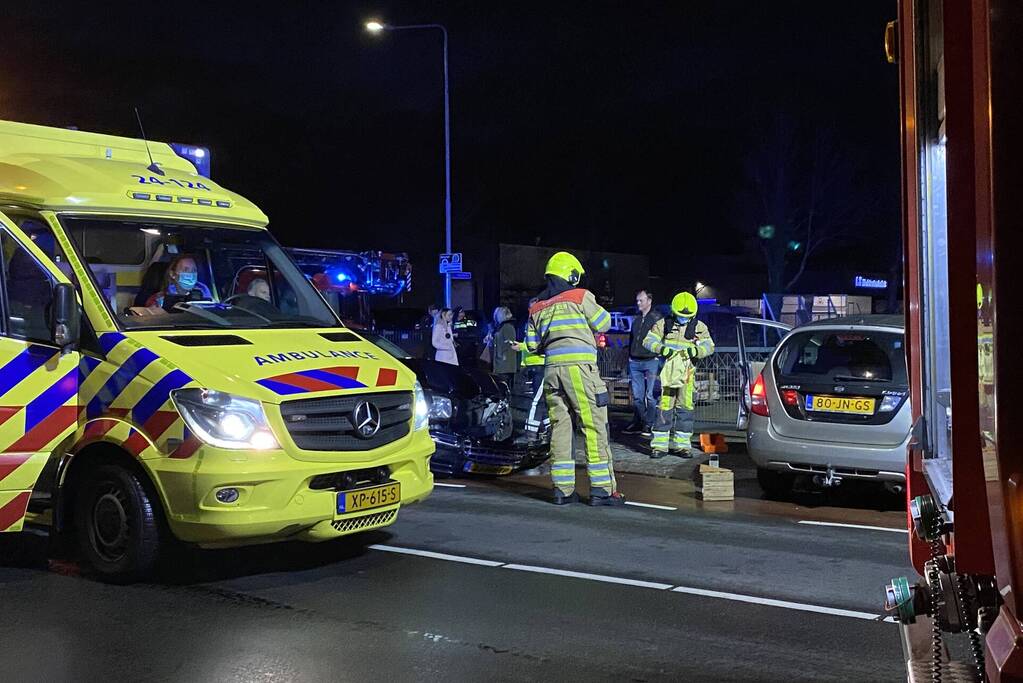 Gewonde bij aanrijding tussen twee auto's