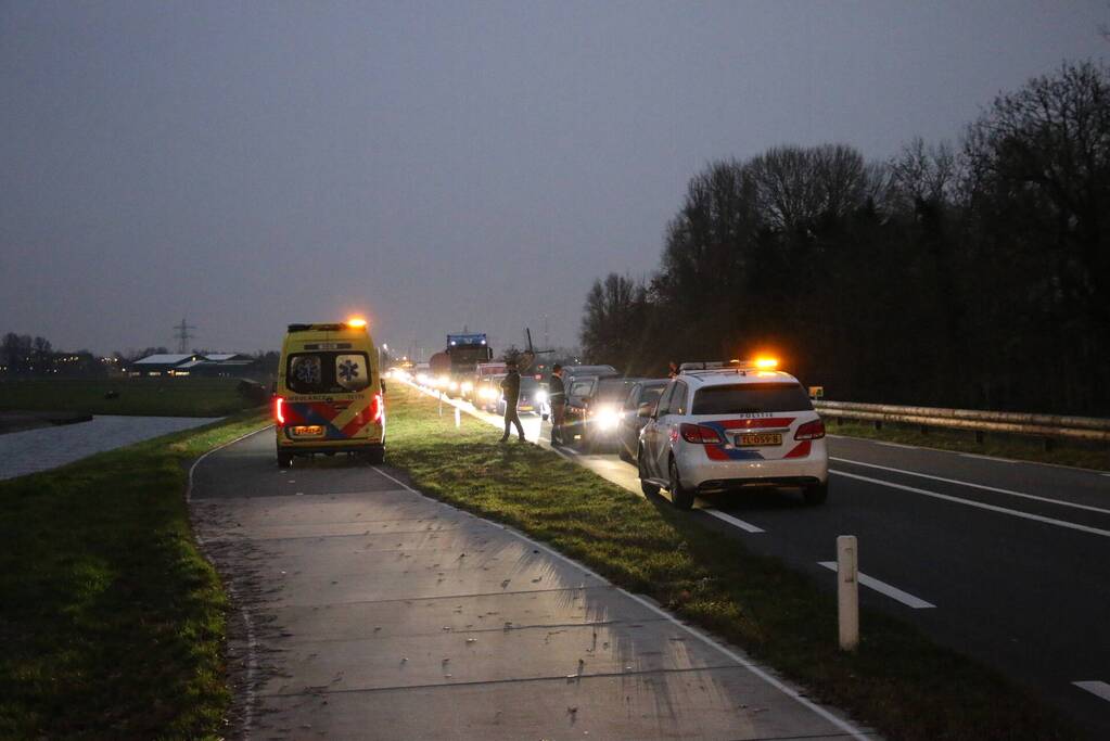 Kop-staart aanrijding tussen drie voertuigen