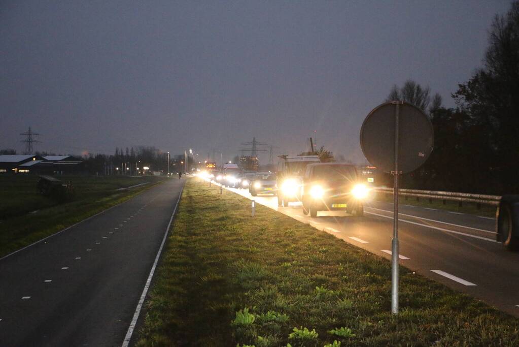 Kop-staart aanrijding tussen drie voertuigen