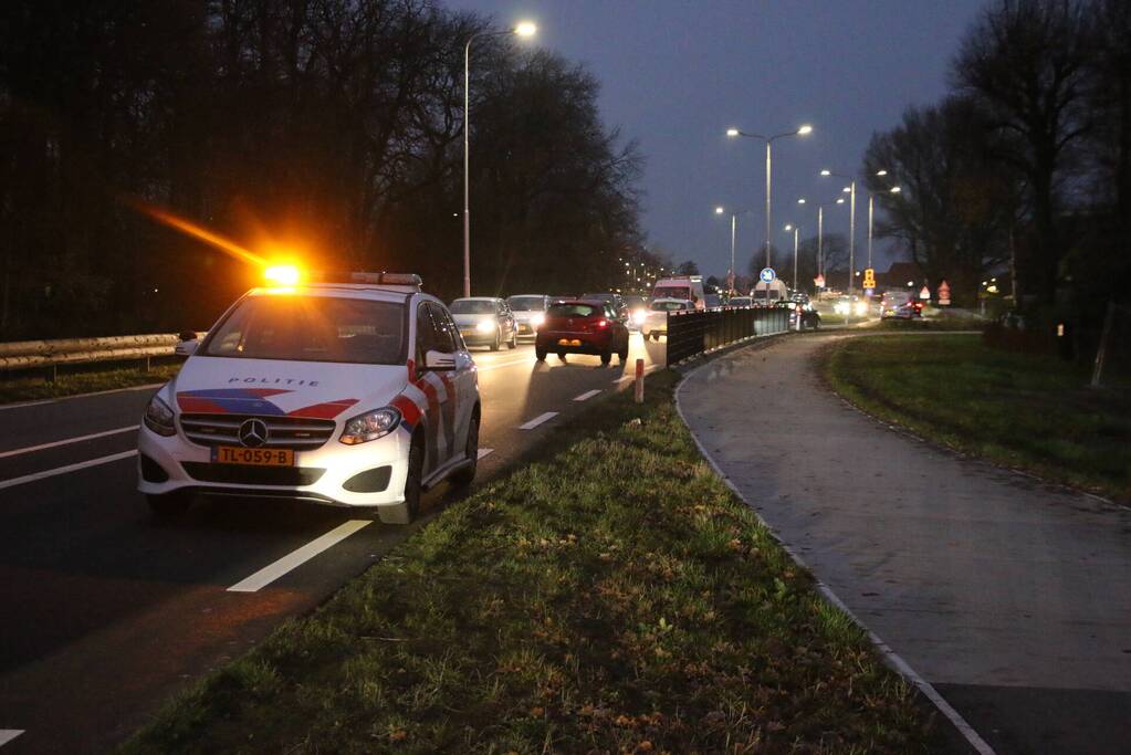 Kop-staart aanrijding tussen drie voertuigen