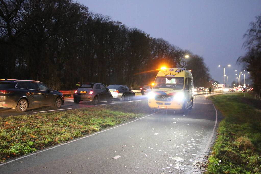 Kop-staart aanrijding tussen drie voertuigen