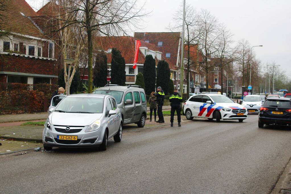 Automobilist botst op auto na verlaten van parkeervak