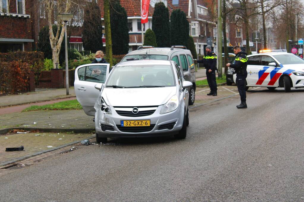 Automobilist botst op auto na verlaten van parkeervak