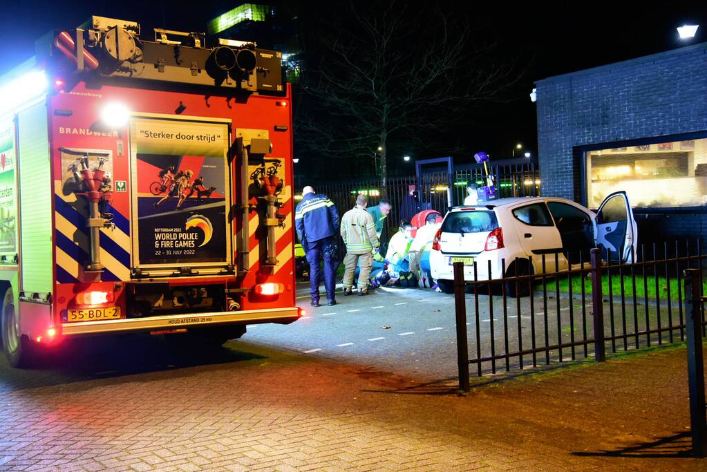 Automobilist overleden bij botsing tegen gebouw