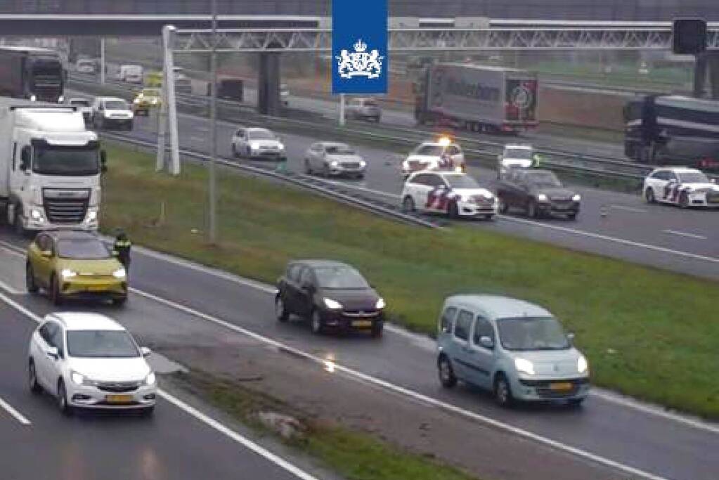 Twee rijstroken snelweg afgesloten na ongeval