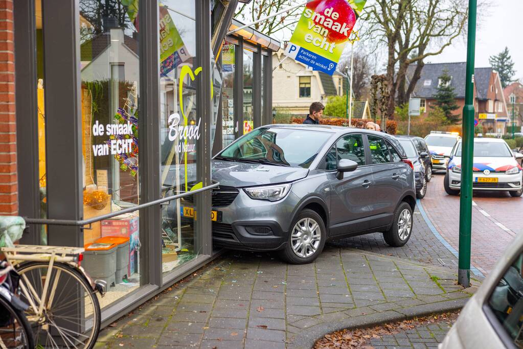 Automobilist eindigt tegen winkelpand