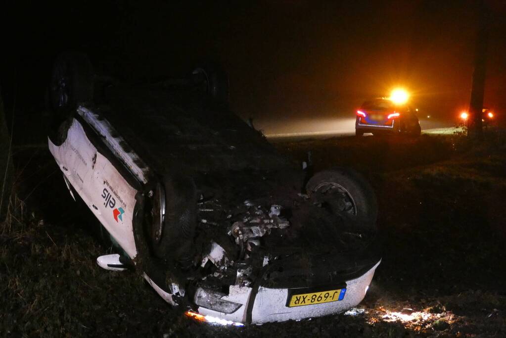 Auto raakt van de weg en vliegt over de kop