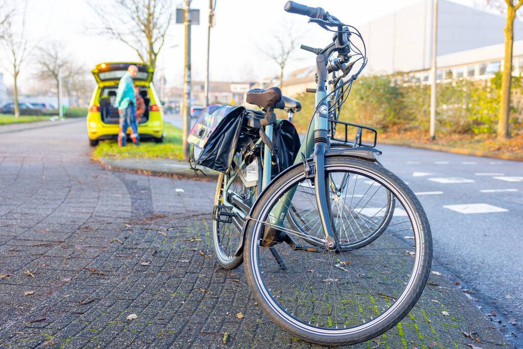 Scholier en vrouw botsen tijdens het fietsen op elkaar