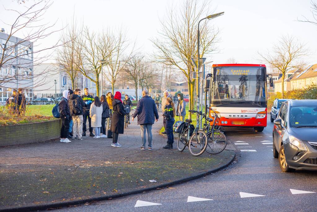 Scholier en vrouw botsen tijdens het fietsen op elkaar