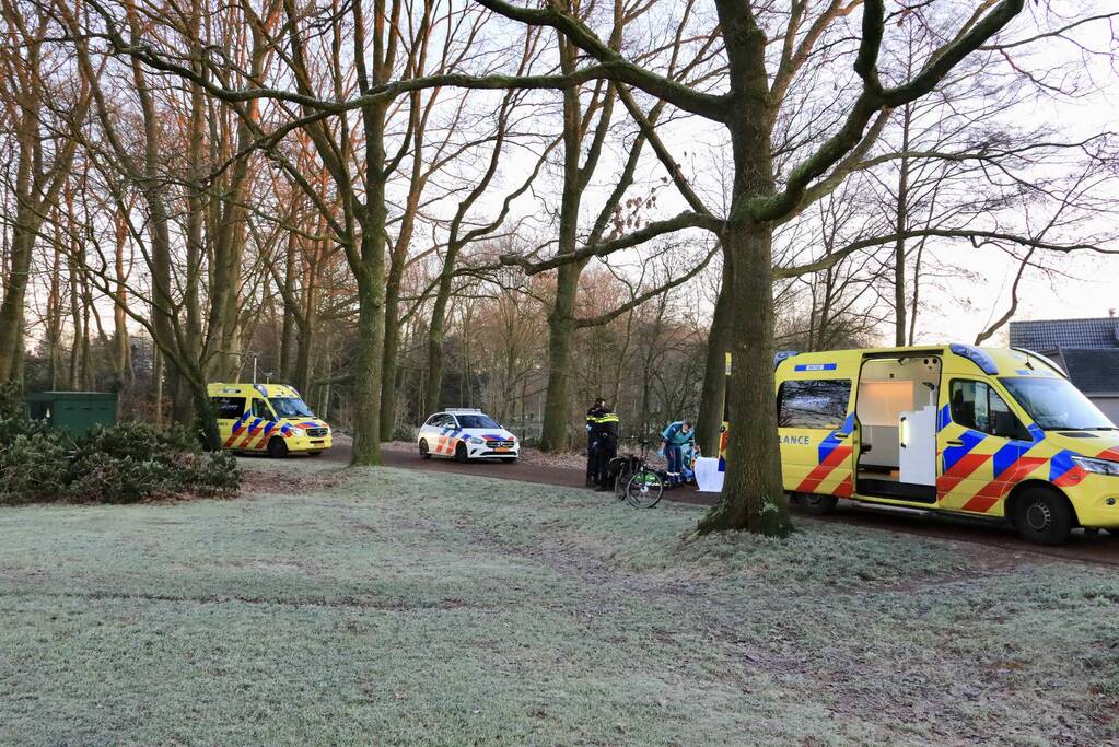 Traumahelikopter geland voor man op fietspad