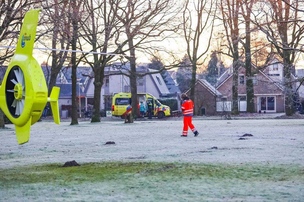 Traumahelikopter geland voor man op fietspad