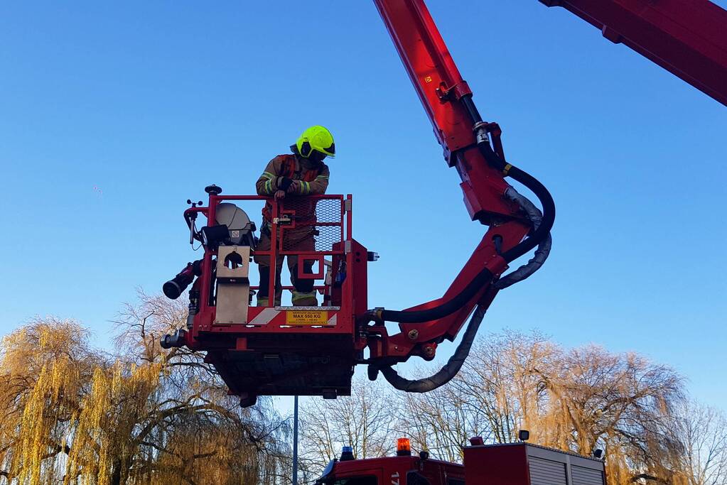 Brandweer doet onderzoek naar rook uit flatwoning