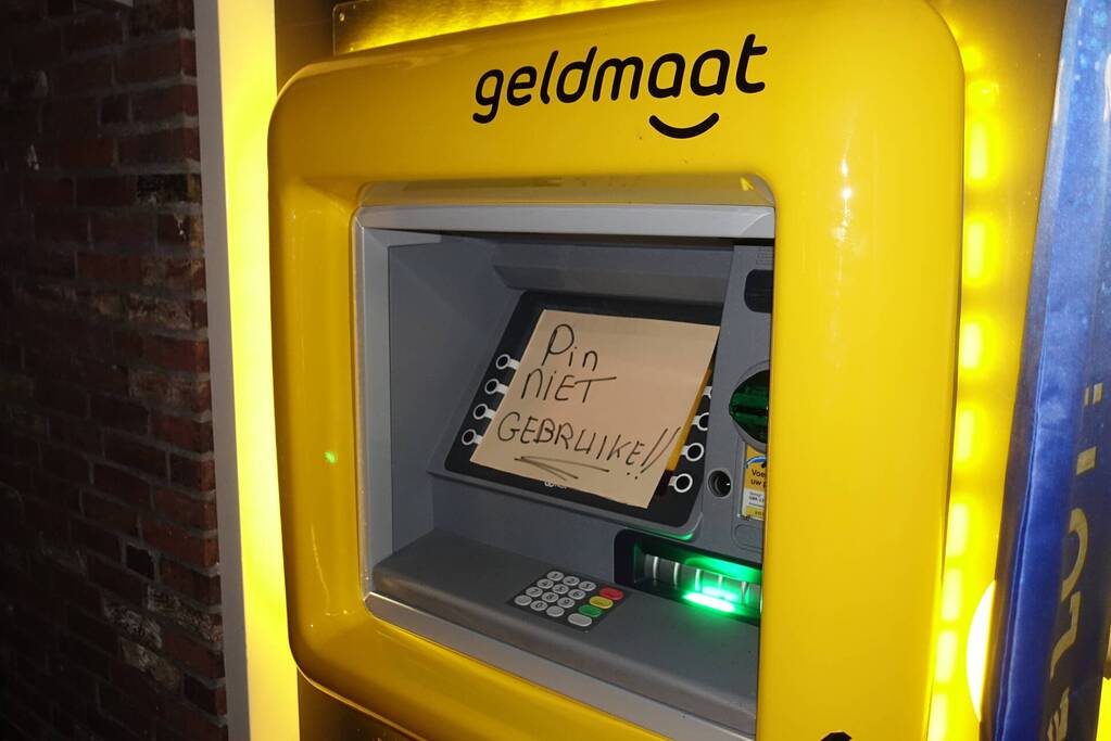 Geldmaat zet geldautomaten uit door storing