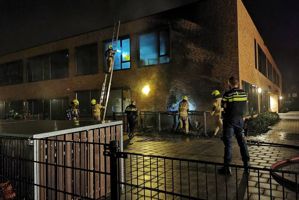 Brand zorgt voor zwarte buitenmuren van basisschool De Atlas