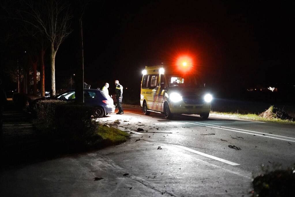 Auto crasht tegen boom