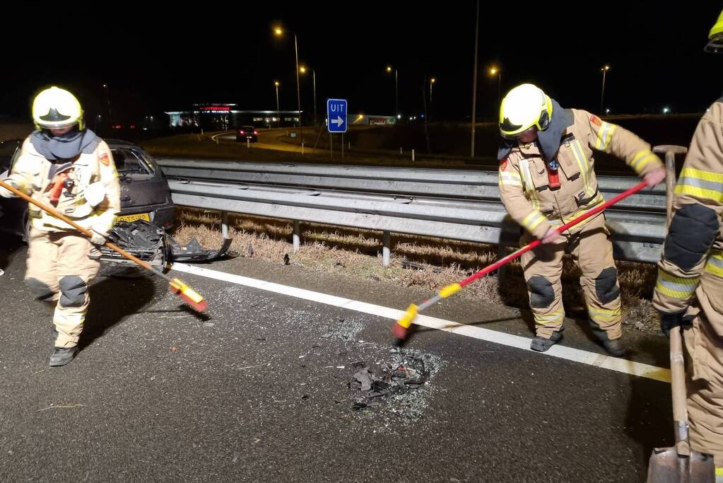 Auto raakt in slip op de snelweg en crasht met ander voertuig