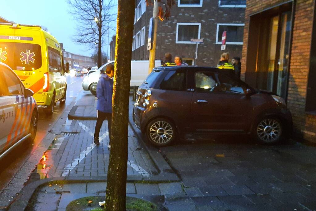 Bestuurder van brommobiel rijdt tegen appartementengebouw