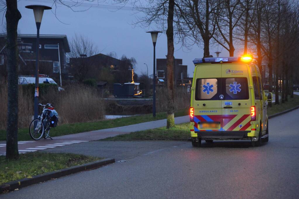 Fietser gewond naar ziekenhuis na aanrijding