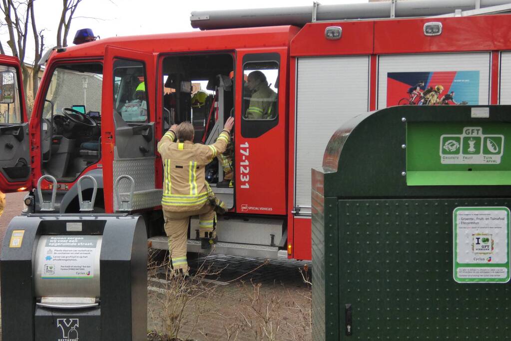 Brandweer blust brand in container