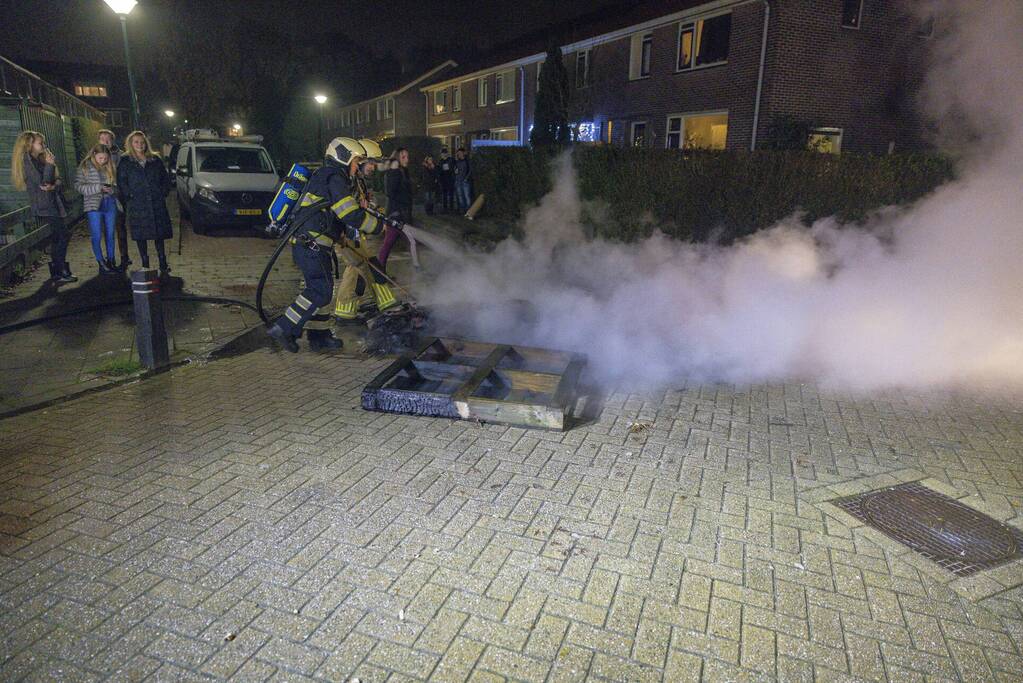 Pallets in brand op kruising