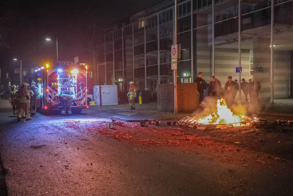 Kinderen helpen brandweer met blussen van buitenbrand