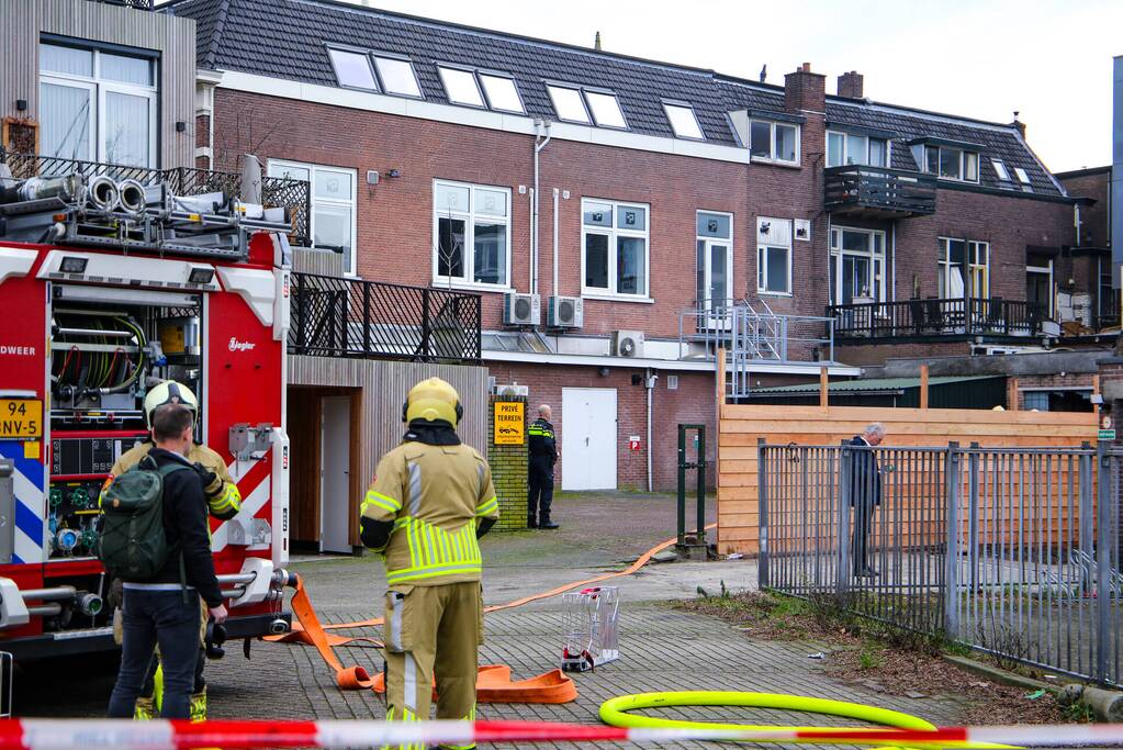 Veel rook bij grote brand in garage