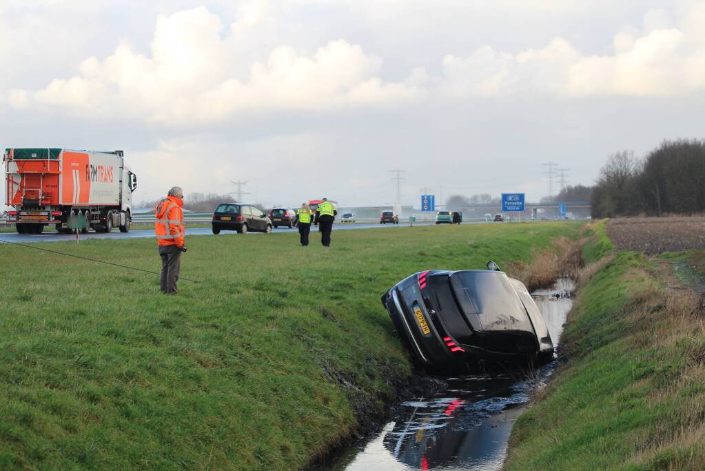 Auto belandt in sloot na ongeval op snelweg