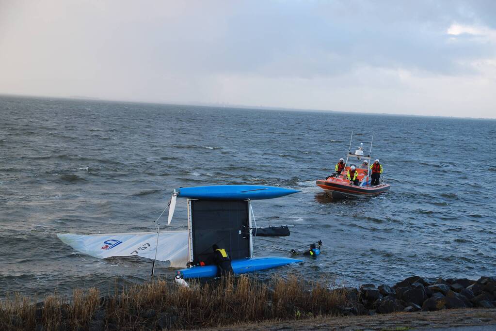 Opvarenden catamaran gered van dijk