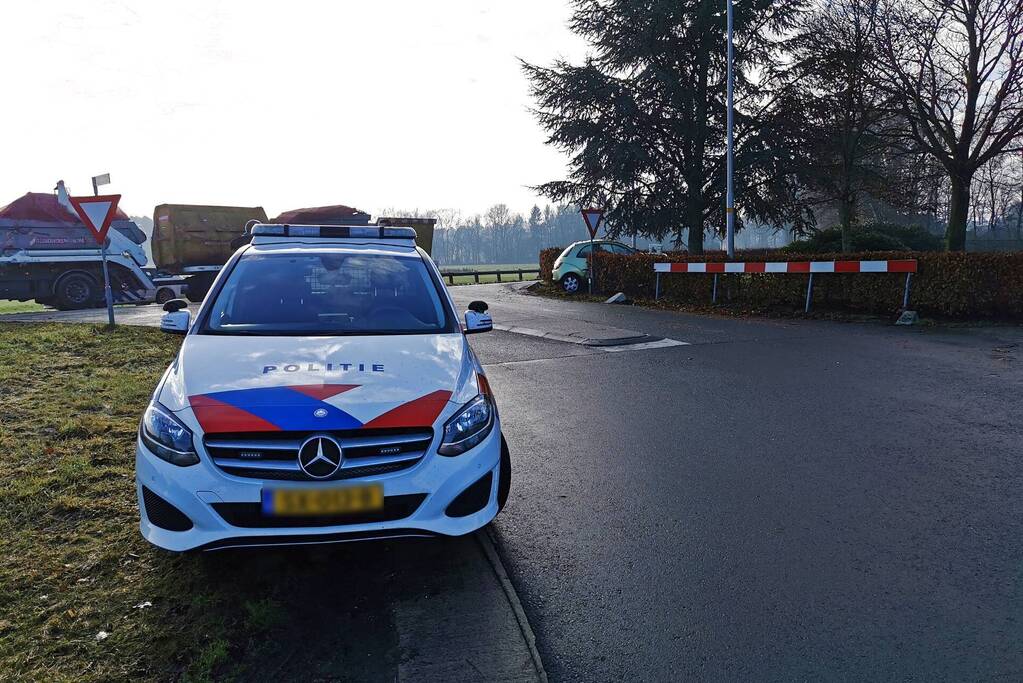 Automobilist rijdt lantaarnpaal uit de grond en komt in tuin tot stilstand