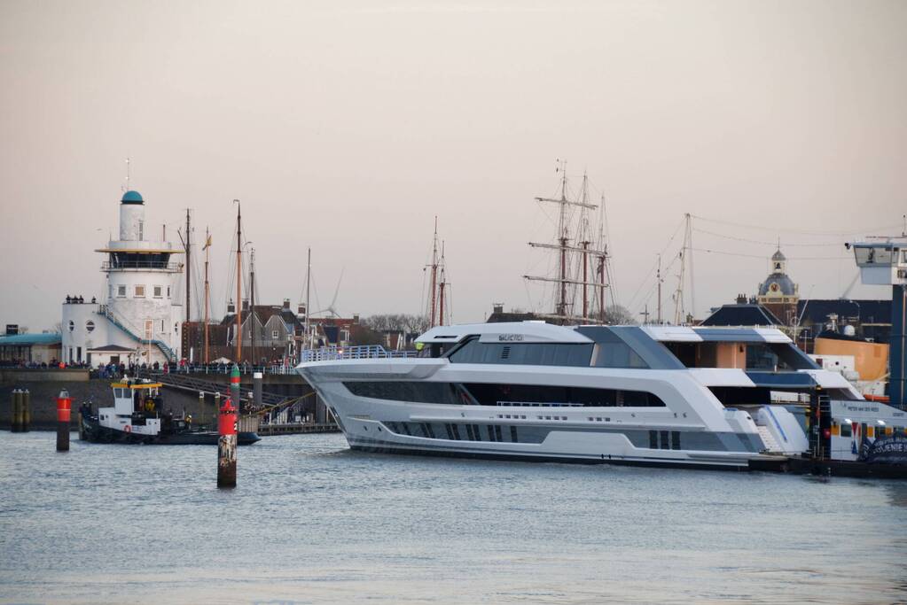 Luxe superjacht Galactica vaart eindelijk de haven binnen