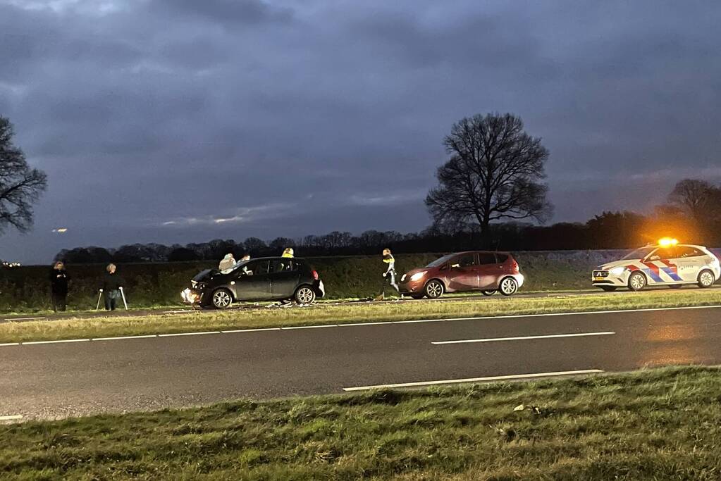 Kop-staart botsing tussen meerdere voertuigen