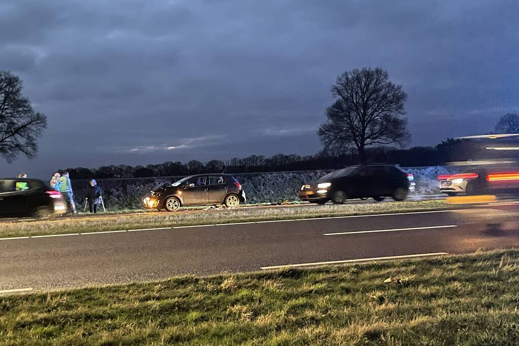 Kop-staart botsing tussen meerdere voertuigen