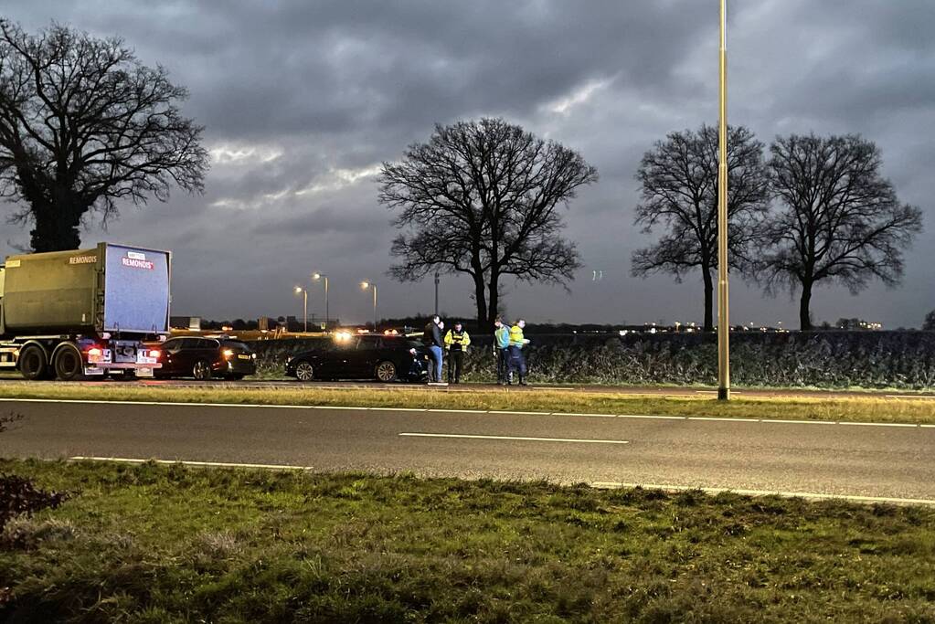 Kop-staart botsing tussen meerdere voertuigen