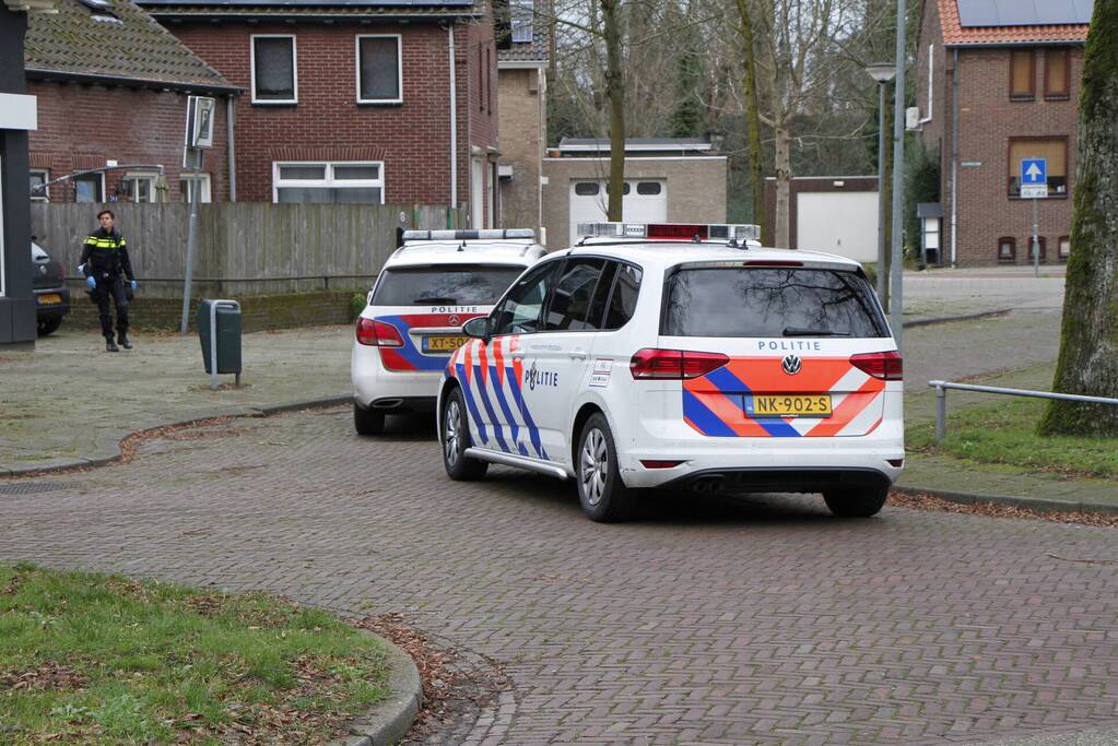 Politie gaat bij woning naar binnen