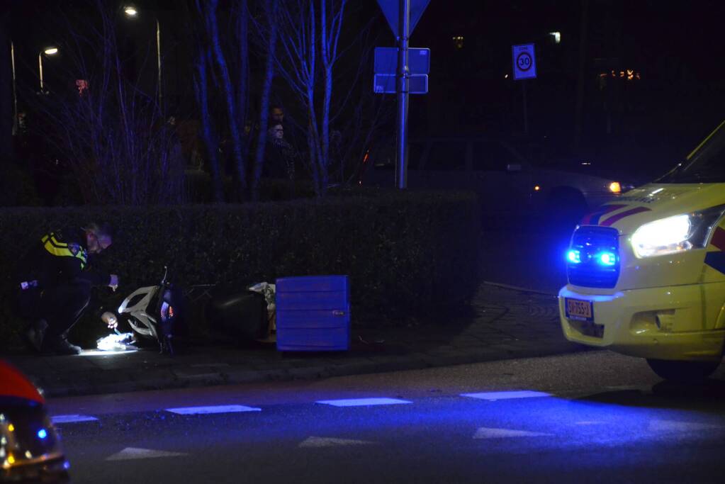 Aanrijding tussen bezorgscooter en auto